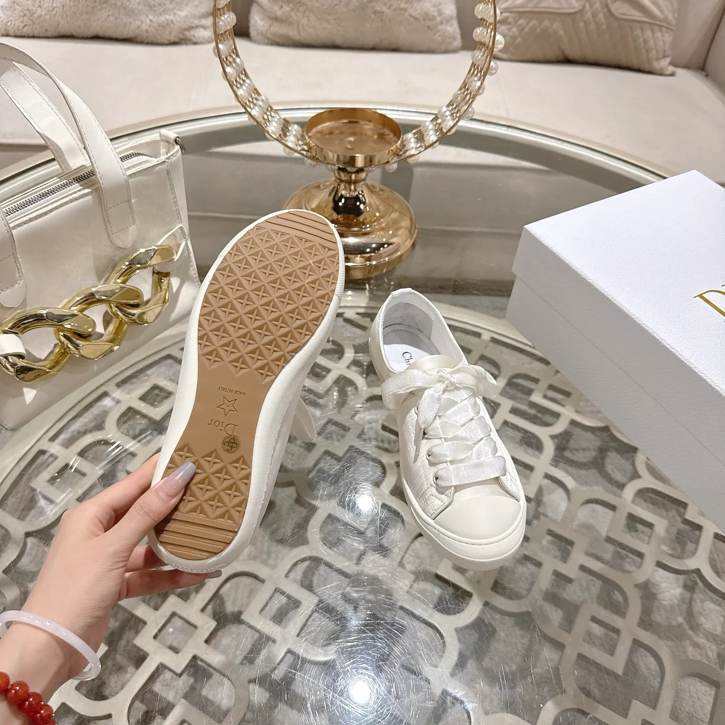 👟👟Ex-factory price 520👟👟 DIOR Dior's 2025 latest lucky satin casual shoes thin-soled shoes. Many celebrity Internet celebrities planted Chanristian Dior logo buckles. The designer really understands the needs of girls in summer. This new product Lucky thin-soled shoes are as cute as her name. The thin sole + shallow mouth design makes the whole pair of shoes very light and easy to wear. Fabric: Satin with wide satin laces of the same color. They are so beautiful that they are speechless in the sun. The soft shoe body looks like stepping on clouds with socks and culottes. It is windy and lazy when walking. It gives you the "effortless" elegance when you take a shot. Outsole: Original molded TPU outsole Size: 35-41 (41 is custom-made and cannot be returned or exchanged)